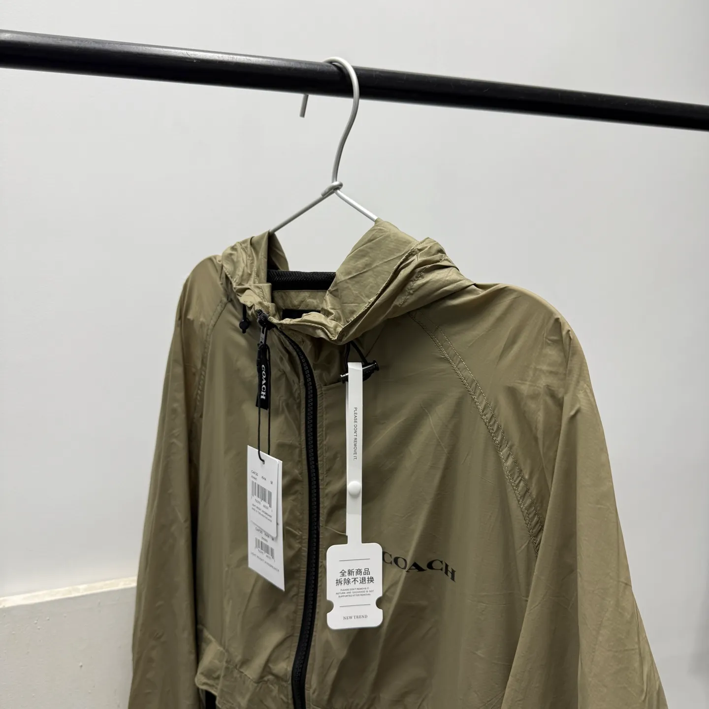 COACH solid color hooded lightweight outdoor men's jacket is a super lightweight sun protection jacket. The whole piece of clothing only weighs 3 grams. The upper body is as thin as a cicada's wings. The entire fabric is soft and has excellent skin fit. The upper body has a cool feeling, so even in the hot summer, it will not feel sticky or uncomfortable. The trading company ships the cabinets from the same fabric. There are only a few hundred pieces in this batch, so they are high quality. The fabric is a dark plaid fabric with a dark luster and texture. With a certain water-repellent design, it can well meet the needs of various scenes, whether commuting or outdoors. The zipper with Koujia letters is very smooth no matter how you pull it. The three-dimensional cut and split version makes the upper body very energetic, and the back is a separate version, which can better wick away sweat and ventilate. The Khaki color is casual Versatile, no matter how you wear it, you can't go wrong. The shopkeeper keeps the money for himself, no more misses. Absolutely good stuff! 🤗🤗🤗 Color: Khaki Size: M-XXL Size M: Length 69CM, bust 124CM, shoulder sleeves 79CM (reference weight: 115-135 catties) L size: length 71CM, bust 128CM, shoulder sleeves 81CM (reference weight: 135-150 catties) XL size: length 73CM, bust 132CM Shoulder sleeves 83CM (reference weight: 150-165 catties) XXL size: length 75CM, bust 136CM shoulder sleeves 85CM (reference weight: 165-180 catties)